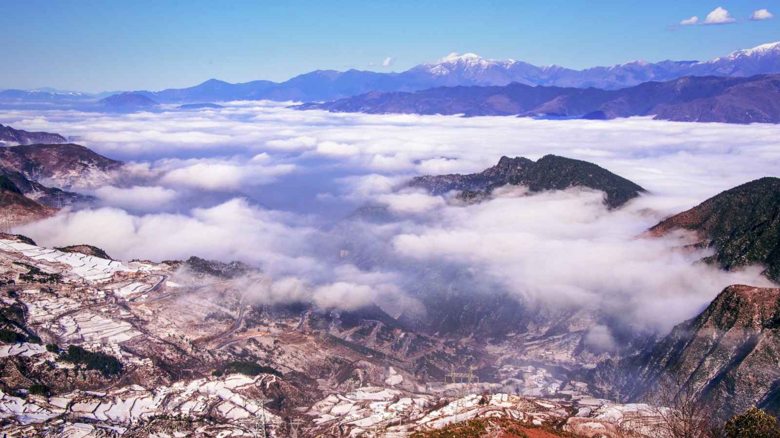 鄧邦敏 攝 《云涌大涼山》  2018年1月3日一場(chǎng)大雪，京昆 高速托烏段封路，大量去成都方向車輛堵在冕寧，改道繞行，經(jīng)越西大相嶺拍下這美景。  jpg.jpg